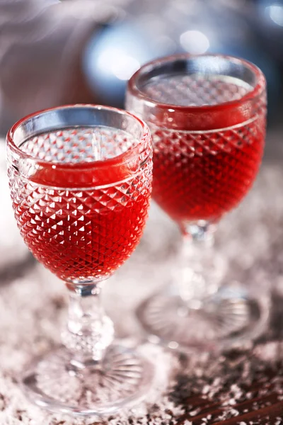 Copos de vinho com decorações de Natal na mesa nevada, close-up — Fotografia de Stock