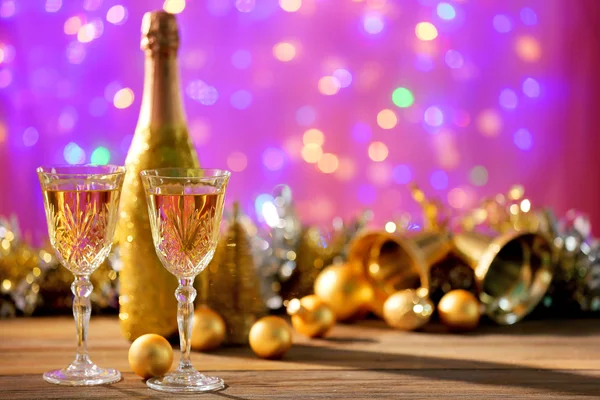 Шампанское и рождественские украшения на ярком фоне — стоковое фото