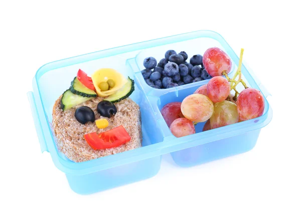 Caja de almuerzo con sándwich creativo y frutas aisladas sobre fondo blanco — Foto de Stock