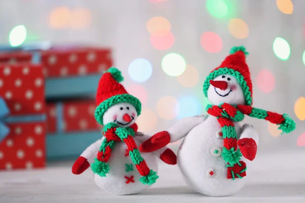 Bonhommes de neige mignons sur fond de Noël — Photo