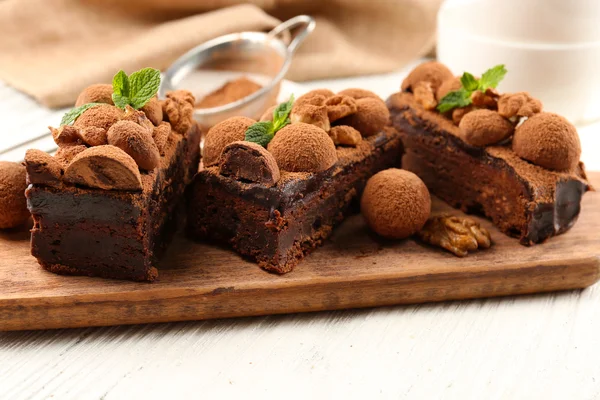 Un pedazo de pastel de chocolate con nuez y menta en la mesa, primer plano —  Fotos de Stock