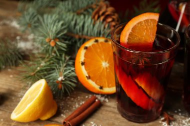 Ahşap masa, gözlük mulled şarap dekore edilmiş kompozisyon yakın çekim