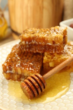 Peteğin ahşap arka plan üzerinde plaka üzerinde