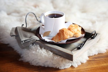 Hafif kahvaltı ile ahşap tepsi