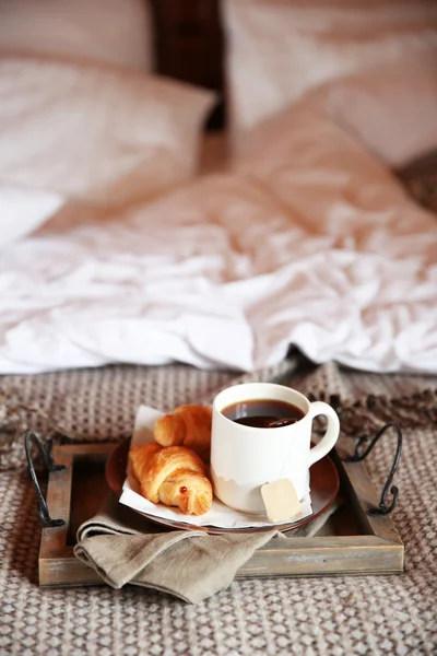 木製トレイ、軽めの朝食 — ストック写真