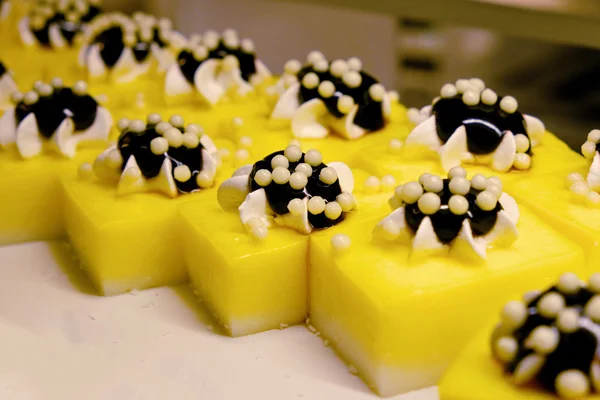 Вкусные лимонные торты в магазине, крупным планом — стоковое фото