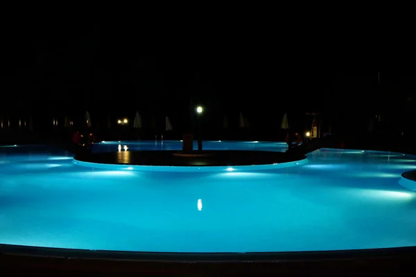 晚上的游泳池 — 图库照片