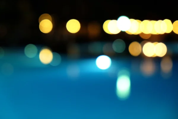 Fondo borroso de la piscina por la noche — Foto de Stock