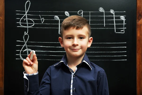 Lindo chico con notas musicales —  Fotos de Stock