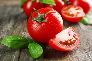 Ahşap masa üzerinde Fesleğenli domates yakın çekim