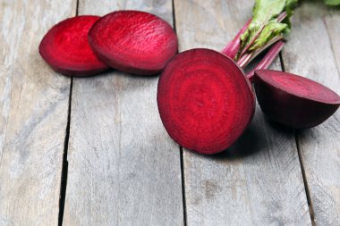 Ahşap masa yapraklarda ile genç pancar yakın çekim