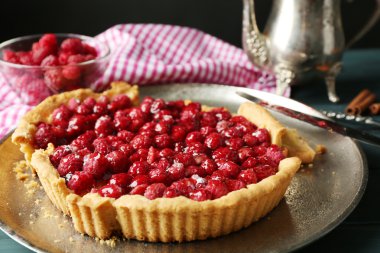 Ahududu ahşap arka plan üzerinde tepsi ile tart