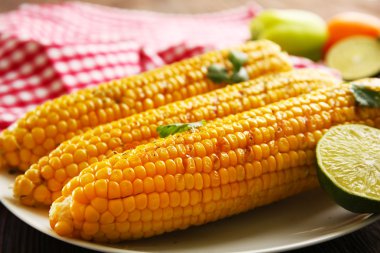 İştah açıcı ızgara mısır sebze ve ekose deseni peçete ile servis