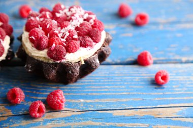 Tatlı kek ahududu ahşap masa arka plan üzerinde ile