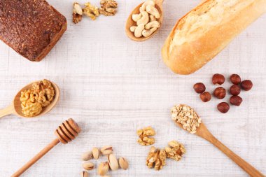Sağlıklı Kahvaltı ekmek, bal, fındık ile. Ülke kahvaltı konsepti