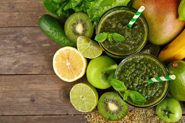 Jus vert sain aux fruits et légumes sur table en bois close up — Photo