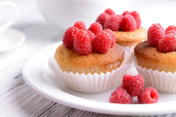 Läckra muffins med bär på bordet på nära håll — Stockfoto