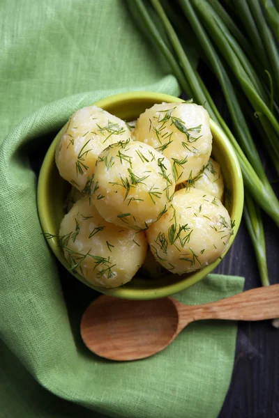 Gekochte Kartoffeln mit Gemüse in Schüssel auf dem Tisch in Großaufnahme — Stockfoto