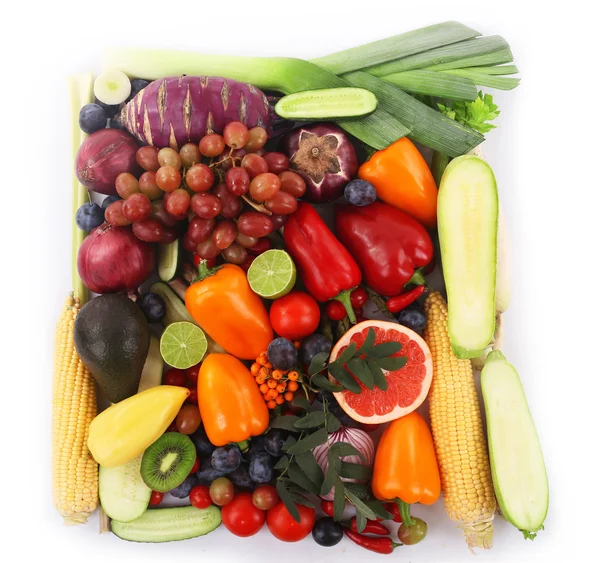Composição de close-up de vários vegetais orgânicos crus e frutas isoladas em branco — Fotografia de Stock