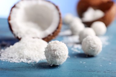 Hindistan cevizi pul ve renk ahşap arka plan üzerinde taze hindistan cevizi şekerler