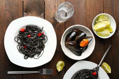 Makarna, midye ve kireç kahverengi ahşap zemin üzerine pişmiş