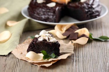 çiçeklerle süslü çikolatalı kek