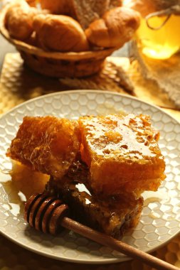 Plaka, peteğin sepeti ahşap arka plan üzerinde sıcak buns