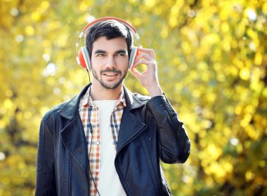 Adam bir parkta müzik dinlemek 