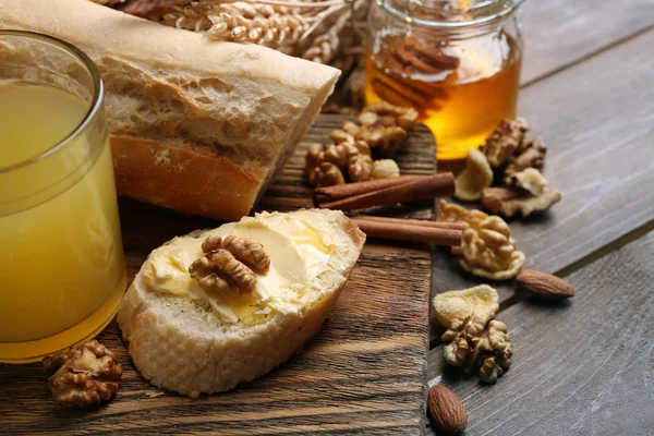 Desayuno saludable con pan, miel, nueces. Concepto de desayuno país —  Fotos de Stock