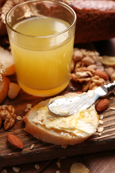 Hälsosam frukost med bröd, honung, nötter. Frukost begreppet — Stockfoto