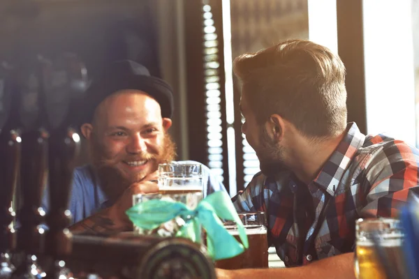 Hombres Jóvenes Bebiendo Cerveza Pub — Foto de Stock