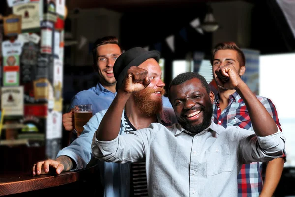 Jeunes Hommes Buvant Bière Pub — Photo