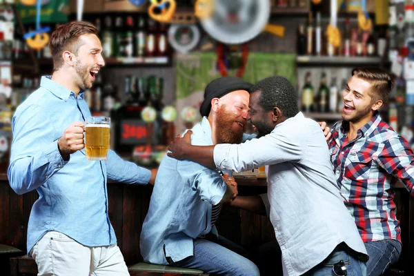 Giovani al bar — Foto Stock
