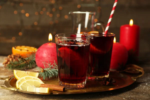 Decorated composition of mulled wine in glasses on wooden table — Stock Photo, Image