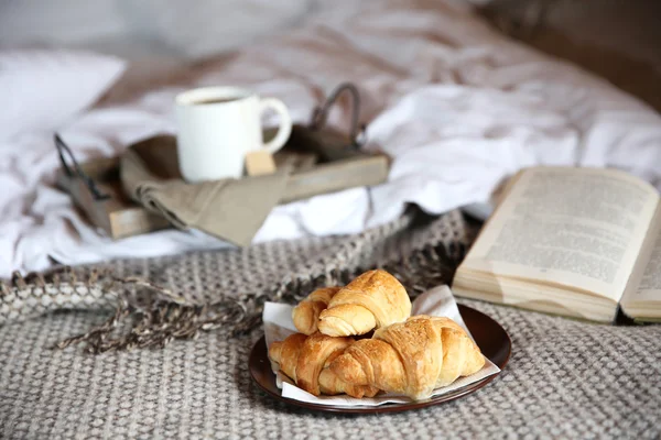 ถาดไม้พร้อมอาหารเช้าเบา ๆ บนเตียง — ภาพถ่ายสต็อก