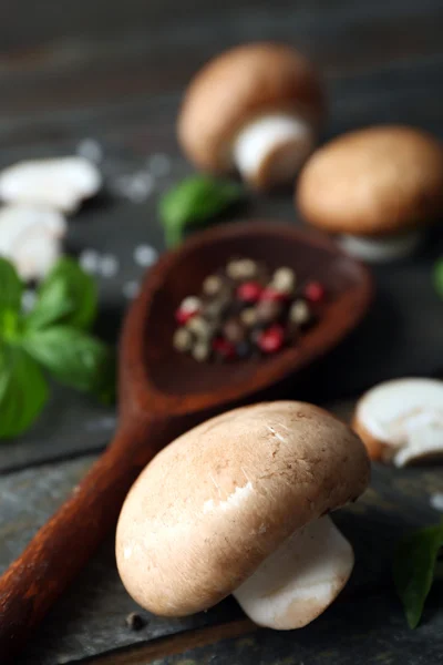 Čerstvé houby, bazalkové listy a kořením na dřevěné pozadí — Stock fotografie