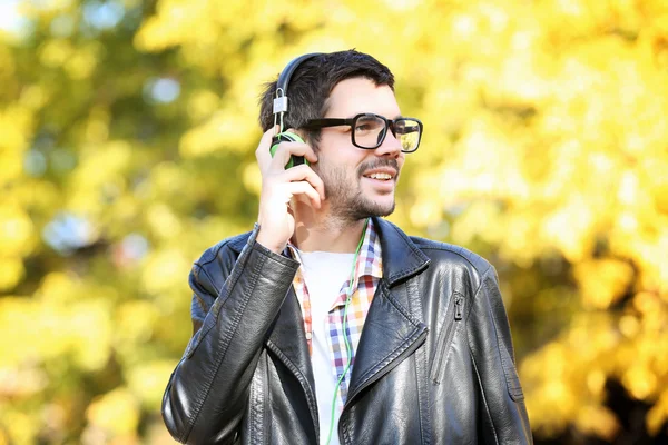 Mann hört Musik in einem Park — Stockfoto