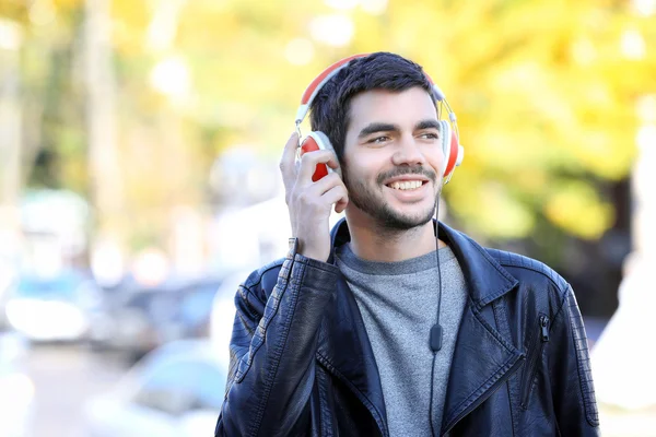 Adam müzik açık havada için dinleme — Stok fotoğraf