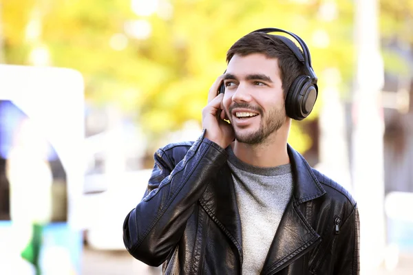 Homem ouvindo música ao ar livre — Fotografia de Stock