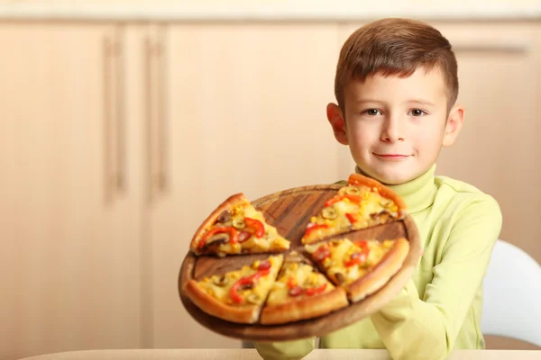 ピザを食べる小さな男の子 — ストック写真