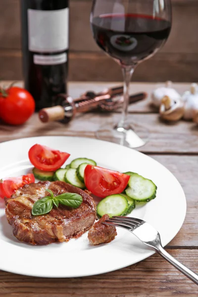 Geroosterd rundvlees filet en verse groenten — Stockfoto
