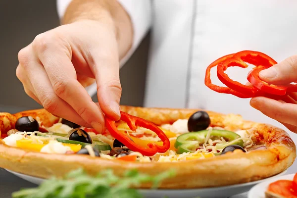 Köchin macht leckere Pizza — Stockfoto