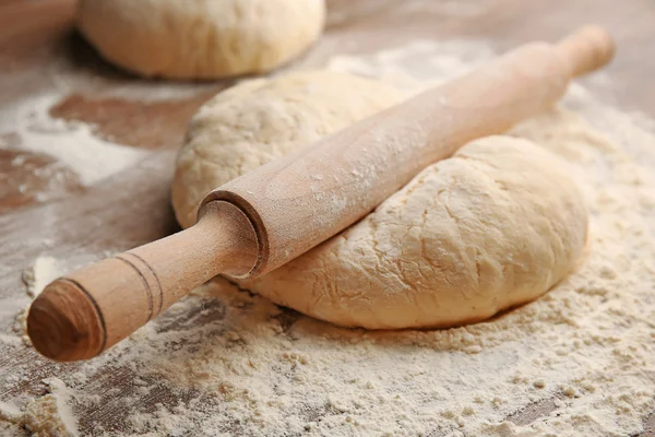 Dough untuk pizza dan rolling-pin — Stok Foto