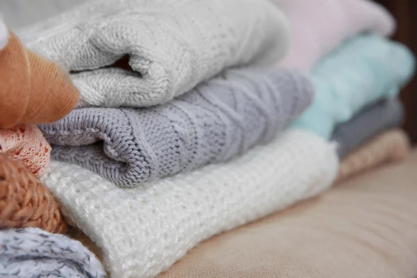 Gebreide kleding op een sofa — Stockfoto