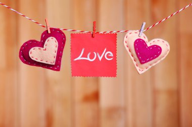 Kırmızı Kalpler ve not kağıdı