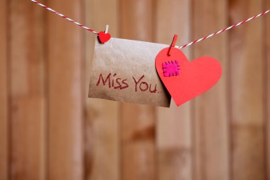 Kırmızı Kalpler ve not kağıdı