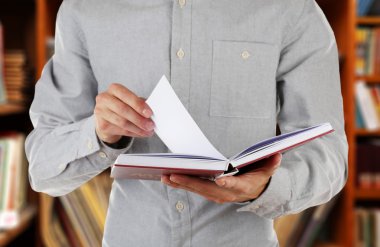 Erkek açık kitap tutan eller