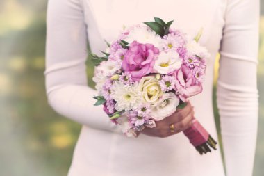 Düğün buketi elinde.