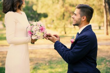 Damat gelini parmağında yüzük takıyor