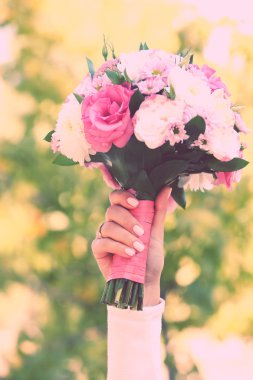 Düğün buketi elinde.